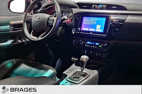 Toyota HiLux 14 of 30