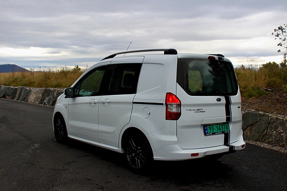Ford Transit Courier 2 of 30