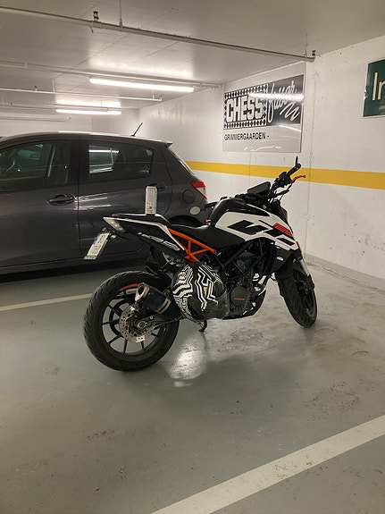 KTM 125 Duke 2 of 7