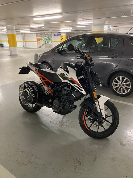 KTM 125 Duke 3 of 7