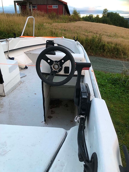 Voksen Terhi landstedsbåt med motor og henger 2 of 8