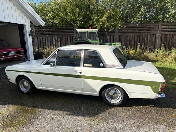 Ford Cortina 2 of 16