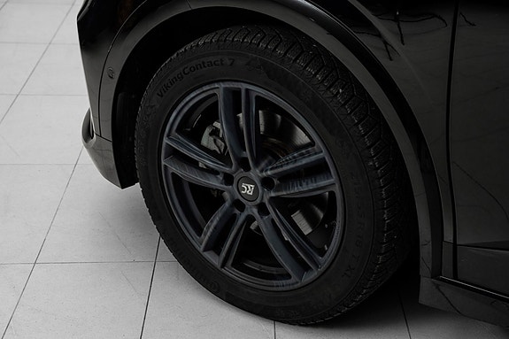 Stilige sorte felger med sporty design som fremhever helheten.