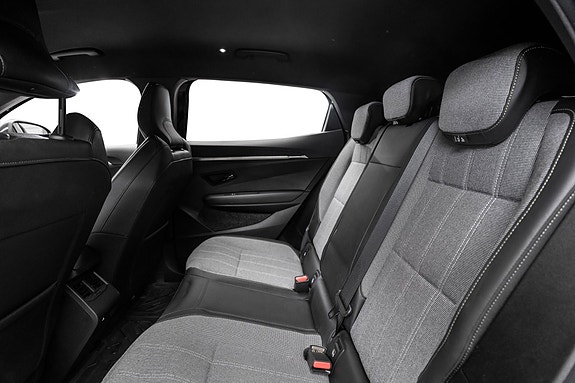 Romslige bakseter med Isofix-fester og komfortabel grå tekstil.