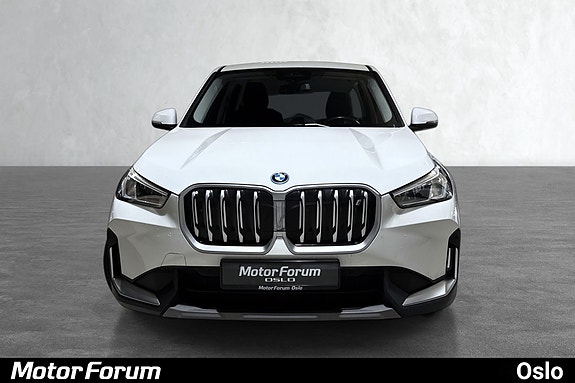 Moderne front med distinkt BMW nyregrill og LED-lysdesign.