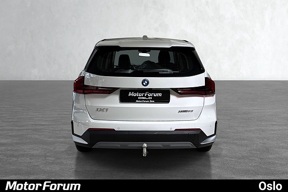 Ren og moderne bakside med synlig BMW-logo og sikkerhetsdetaljer.