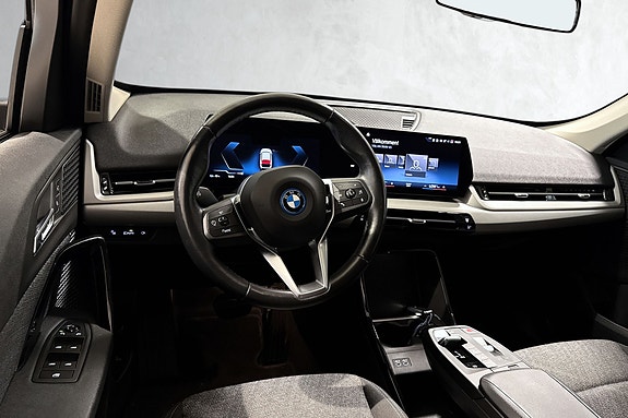 Moderne cockpit med multifunksjonelt ratt og BMW ConnectedDrive.