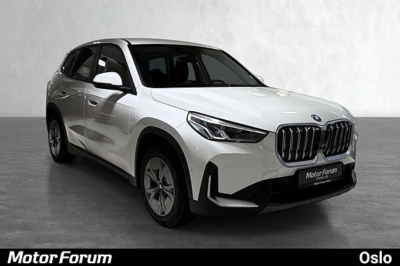 Sportslig og kompakt SUV med elegant hvit lakk og firehjulsdrift.