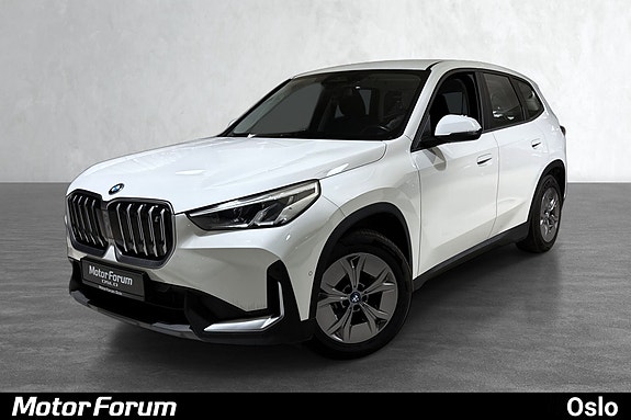 Elektrisk SUV i hvitt med kraftfull front og adaptivt M-understell.