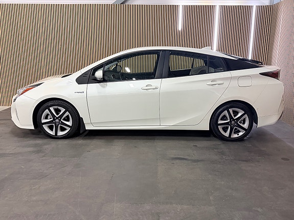 Toyota Prius 8 of 30