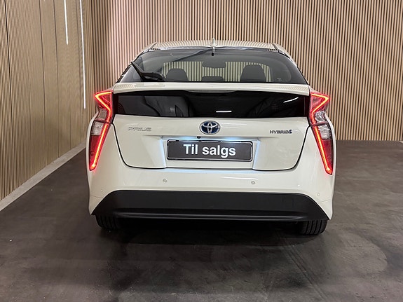 Toyota Prius 13 of 30