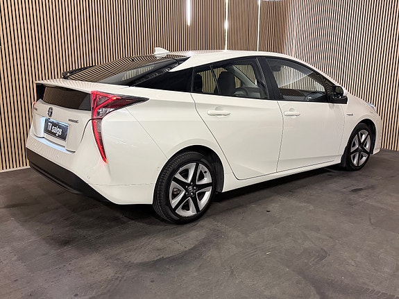 Toyota Prius 10 of 30