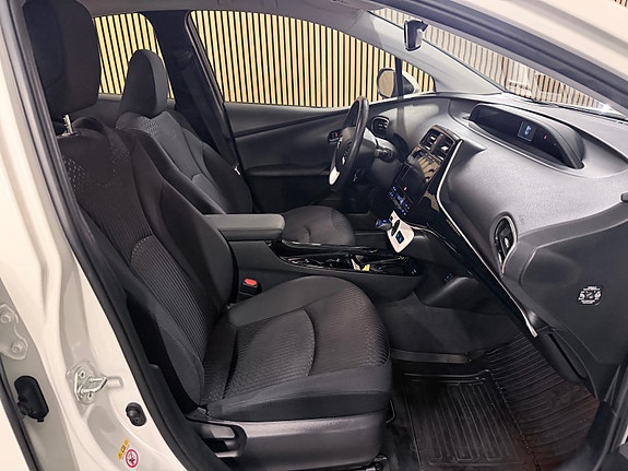 Toyota Prius 16 of 30
