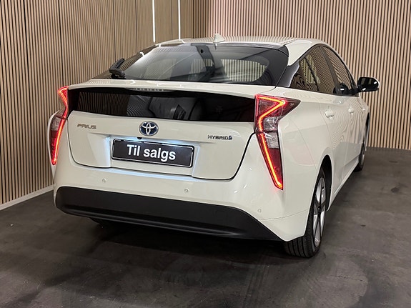 Toyota Prius 12 of 30