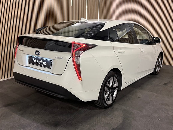 Toyota Prius 11 of 30