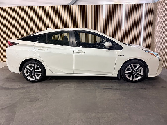 Toyota Prius 9 of 30