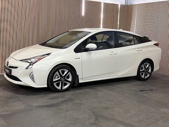 Toyota Prius 7 of 30
