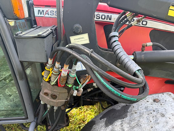 Massey Ferguson 2220 2 of 9