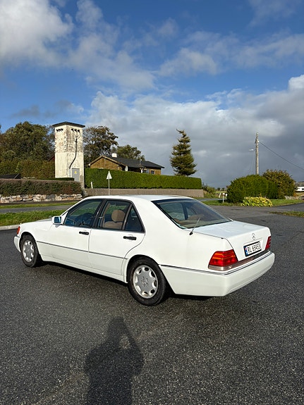Mercedes-Benz 400 SE 4 of 17