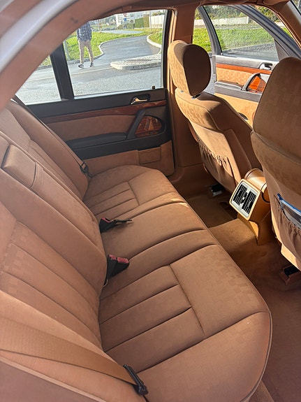 Mercedes-Benz 400 SE 8 of 17