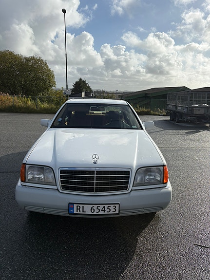 Mercedes-Benz 400 SE 2 of 17