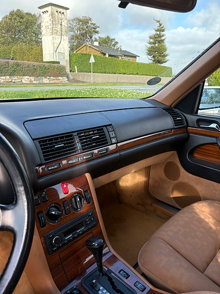 Mercedes-Benz 400 SE 15 of 17