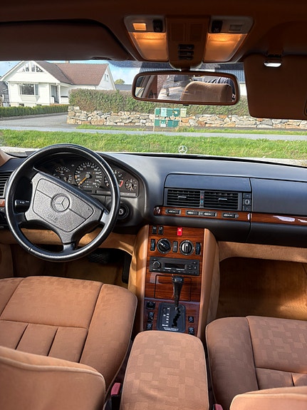Mercedes-Benz 400 SE 10 of 17