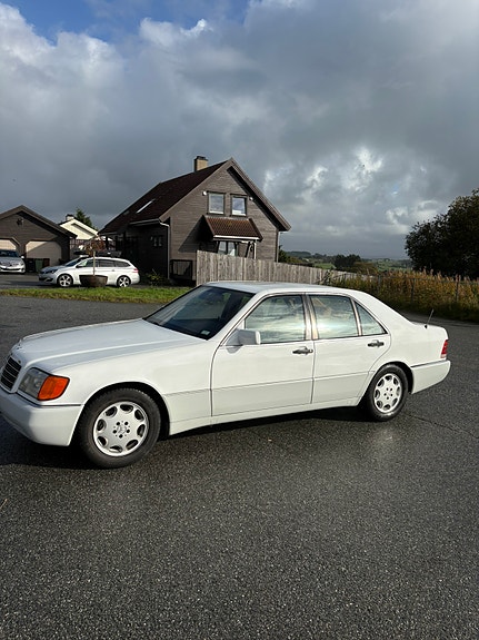 Mercedes-Benz 400 SE 3 of 17