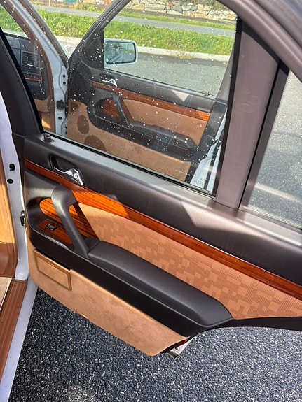 Mercedes-Benz 400 SE 9 of 17
