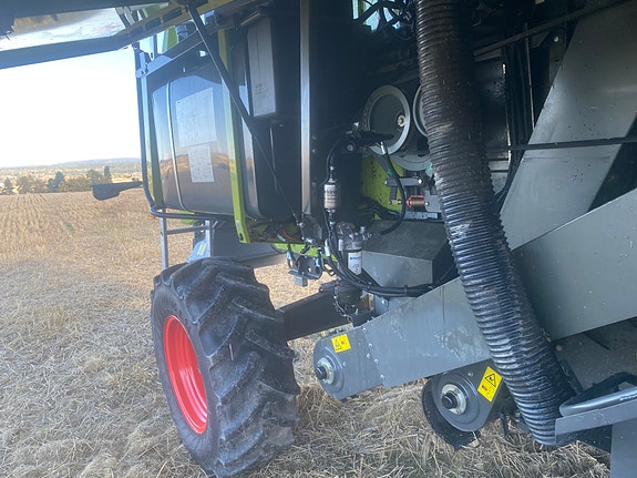 CLAAS Avero 240 APS 15 of 18
