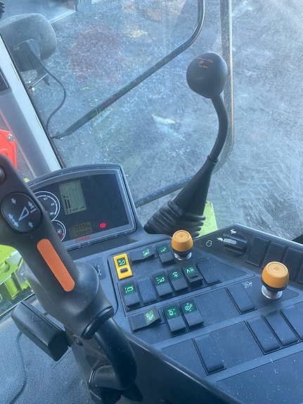 CLAAS Avero 240 APS 11 of 18