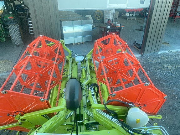 CLAAS Avero 240 APS 8 of 18