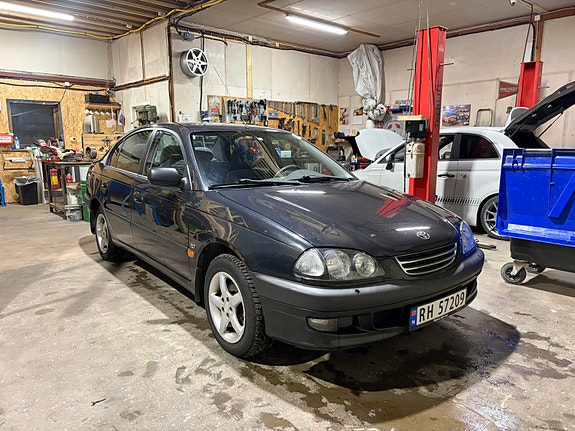 Toyota Avensis 2 of 19
