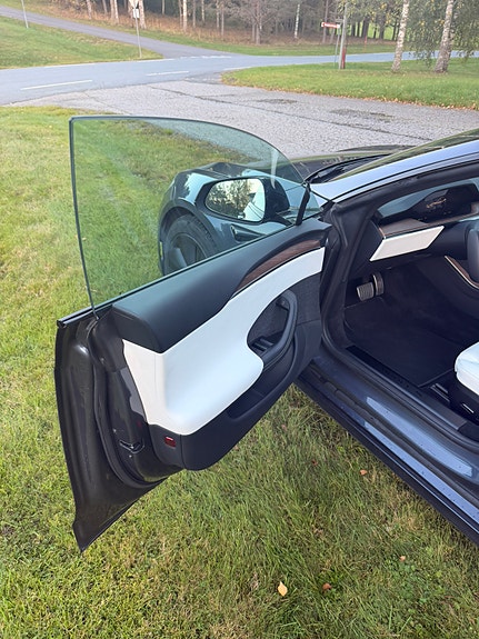 Tesla Model S 21 of 30
