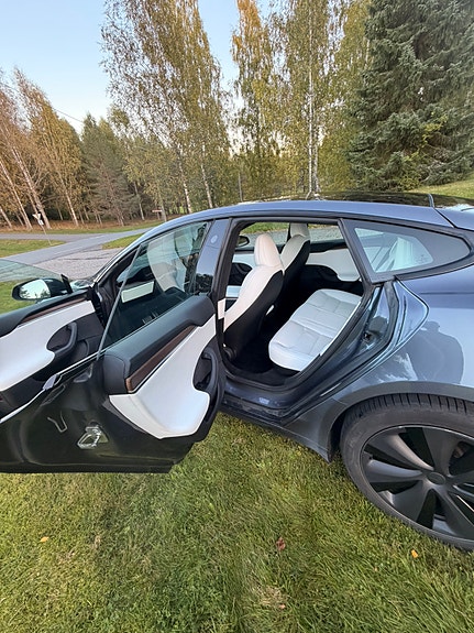 Tesla Model S 28 of 30