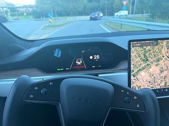 Tesla Model S 17 of 30