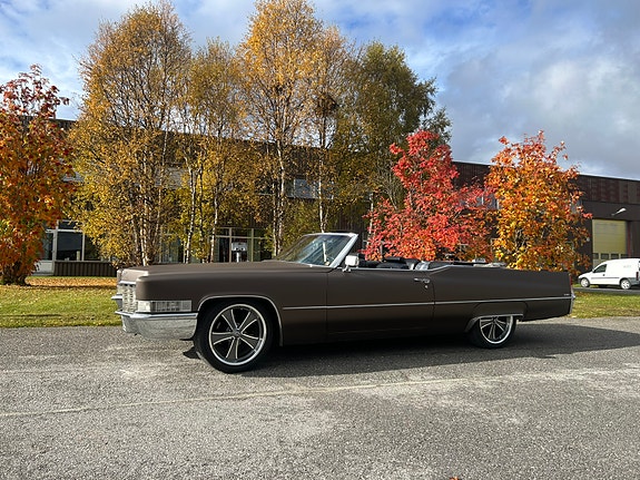 Cadillac Deville 2 of 17