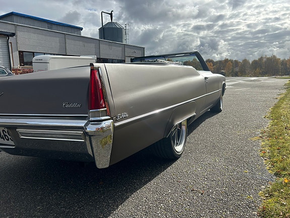 Cadillac Deville 4 of 17