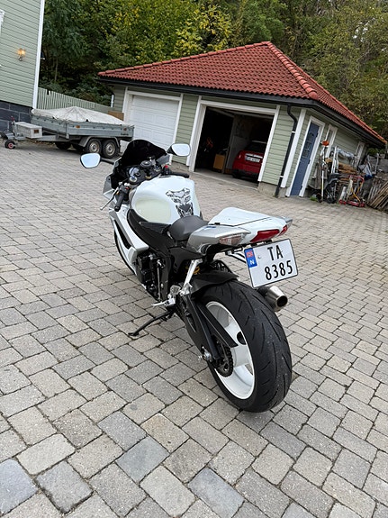 Suzuki GSX-R 600 4 of 7
