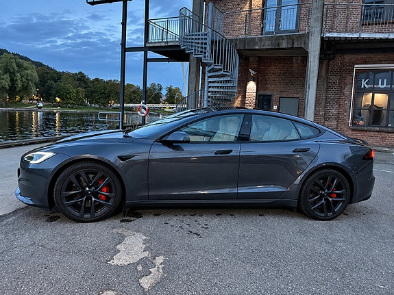 Tesla Model S 3 of 7