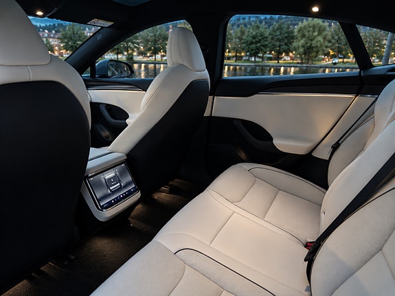 Tesla Model S 7 of 7