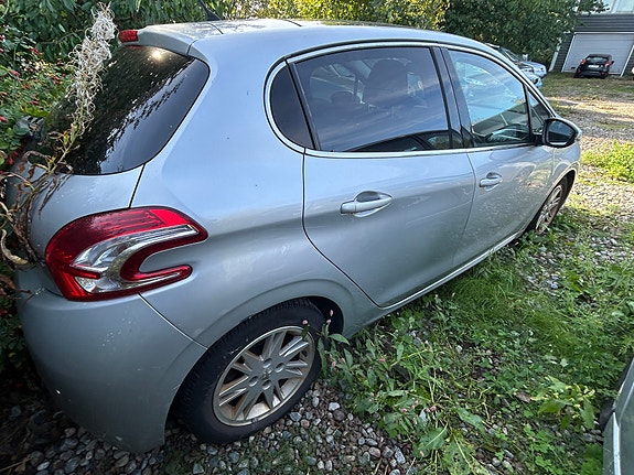 Peugeot 208 4 of 8