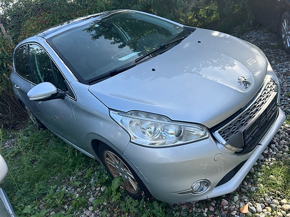 Peugeot 208 3 of 8