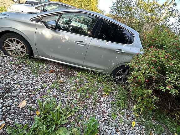 Peugeot 208 2 of 8
