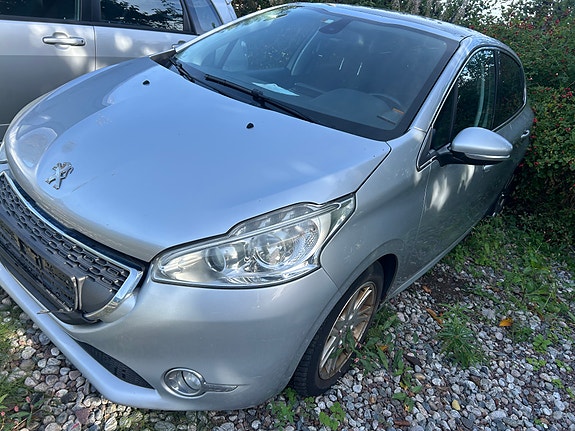 Peugeot 208 5 of 8