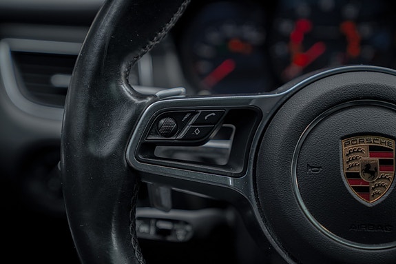 Porsche Macan 28 of 30