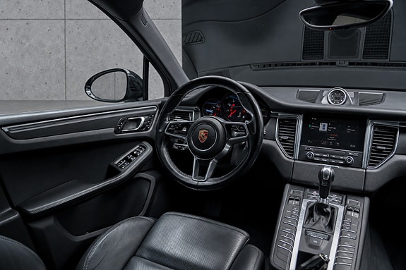 Porsche Macan 17 of 30