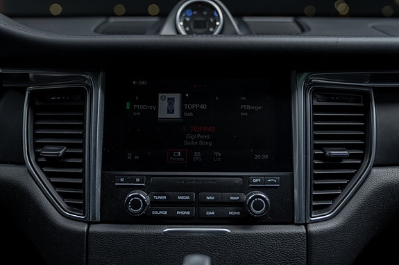 Porsche Macan 22 of 30