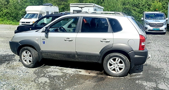 Hyundai Tucson 2 of 2
