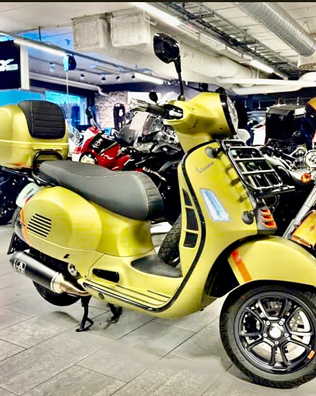 Vespa GTS 300 2 of 7
